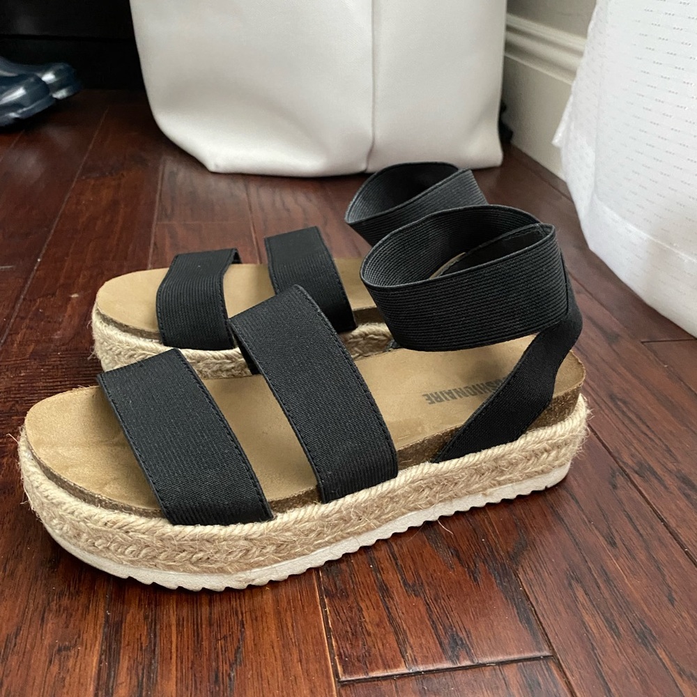 Cushionare platform sandals